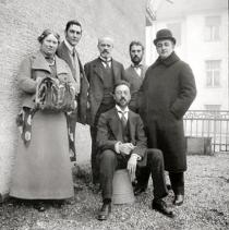 Members of „Der Blaue Reiter” on the Ainmillerstraße 36 balcony (from left to right: Maria and Franz Marc, Bernhard Koehler, Vasily Kandinsky (seated), Heinrich Campendonk, and Thomas von Hartmann), Munich, ca. 1911–12