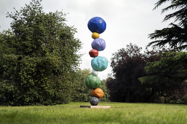 Frieze Sculpture 2021: Annie Morris, Stack 9, Ultramarine Blue, 2021, presented by Timothy Taylor. Photo: Linda Nylind. Courtesy of Linda Nylind/Frieze.